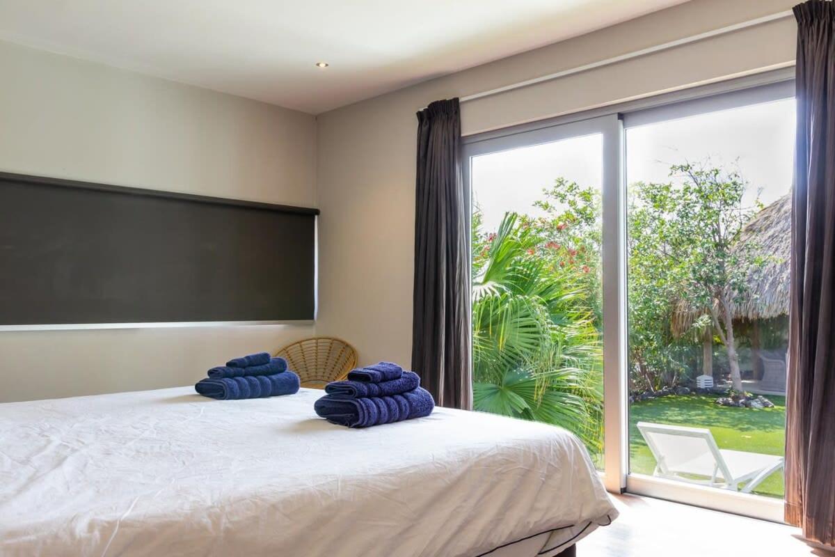 Stylish 4 Bedroom Modern Villa Design, Walking Distance From The Beach Jan Thiel Buitenkant foto