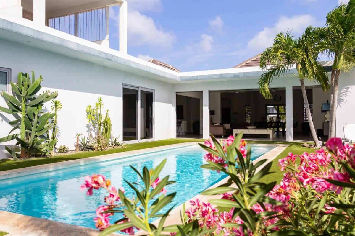 Stylish 4 Bedroom Modern Villa Design, Walking Distance From The Beach Jan Thiel Buitenkant foto